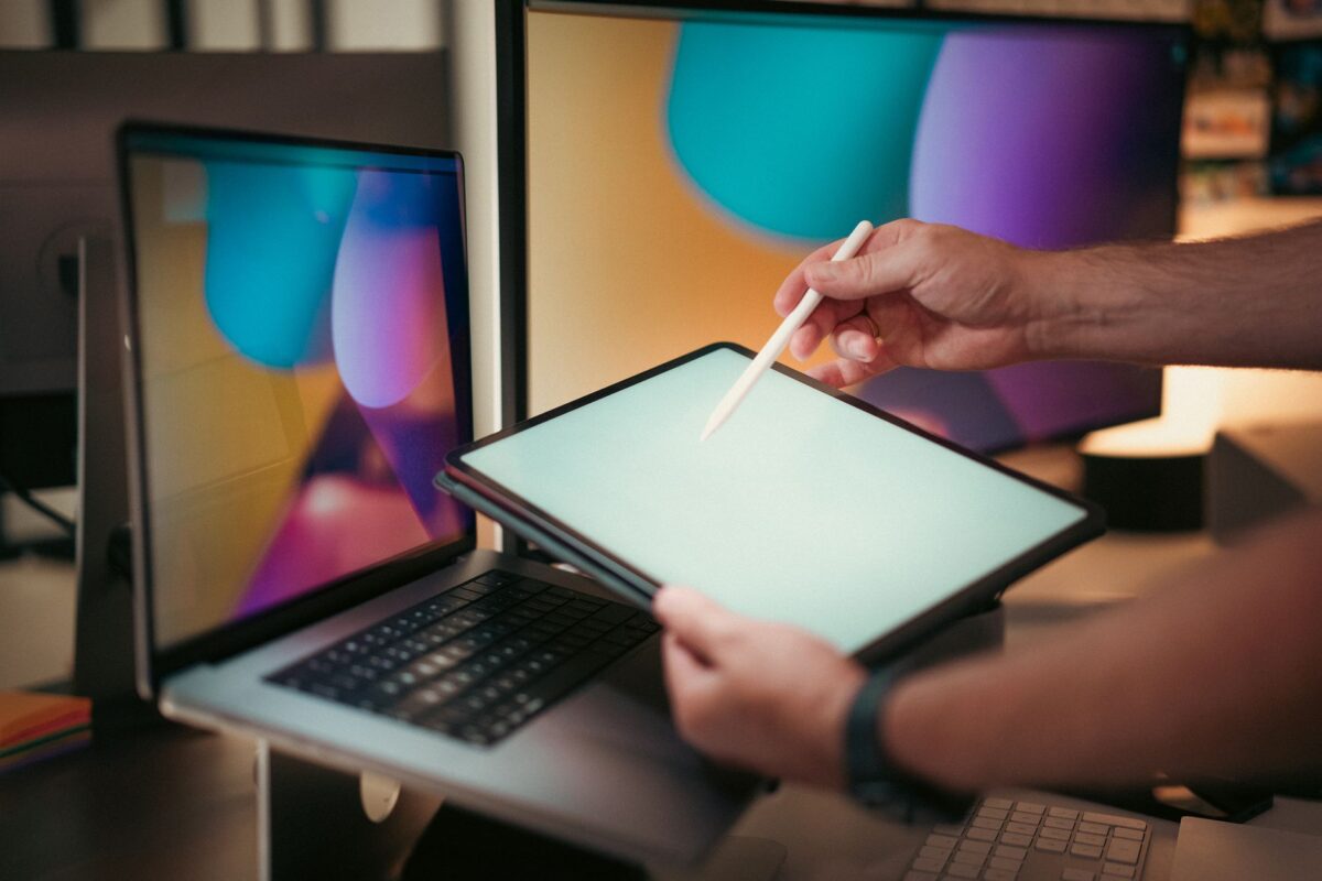 ThinkPad X1 2-in-1 gen 11 : le convertible Lenovo qui mise sur le stylet intégré et la réparabilité